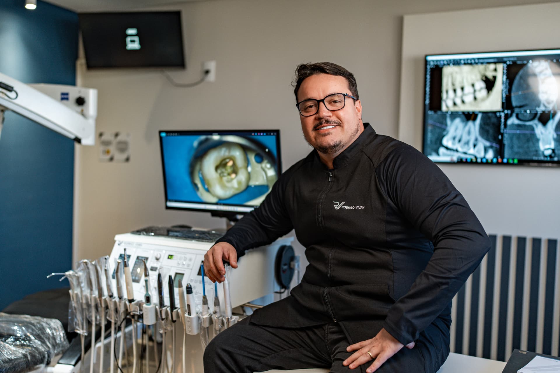 Rodrigo à mesa com tomografia